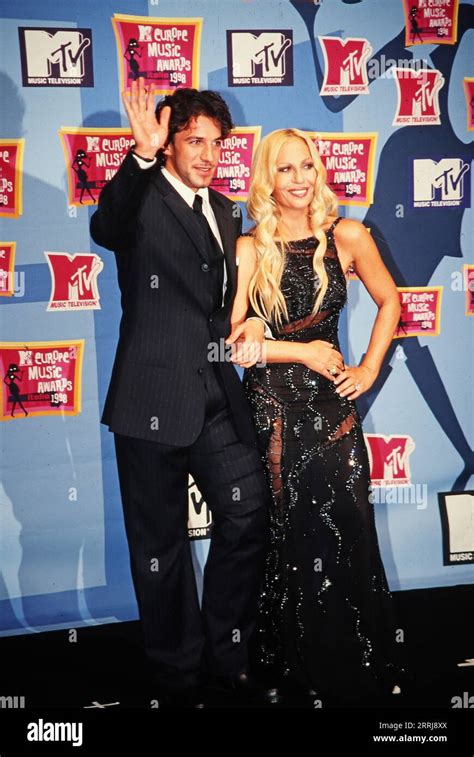 camicia stile versace barocco|MTV EMAs, quando Alessandro Del Piero e Donatella .